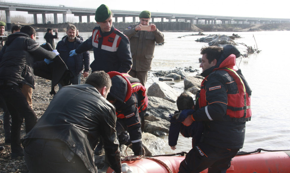 Turkijoje nuskendo trys per upę į Graikiją kėlęsi migrantai