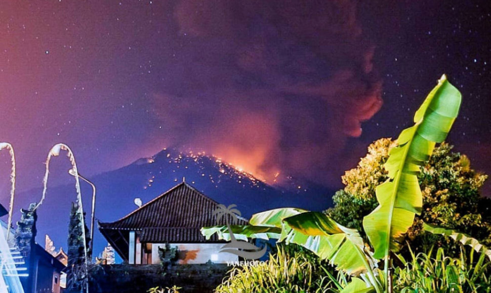 Balyje esančio Agungo ugnikalnio išsiveržimas