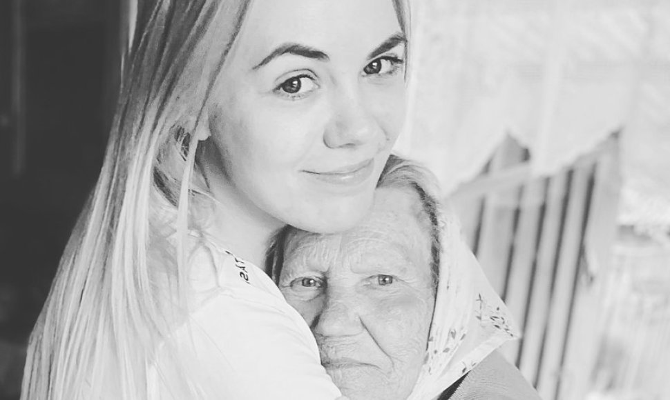 Agnė Michalenkovaitė su močiute