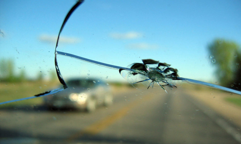 Įskilęs automobilio priekinis stiklas