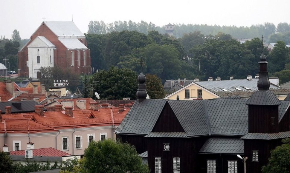 Siekiant įvertinti kokiu oru kvėpuoja dauguma Lietuvos gyventojų, oro kokybės tyrimai atliekami didžiausiuose šalies miestuose ir tokiuose pramonės centruose, kaip Kėdainiai, Jonava, Mažeikiai, Naujoji Akmenė, kur įsikūrę stambūs pramonės objektai.