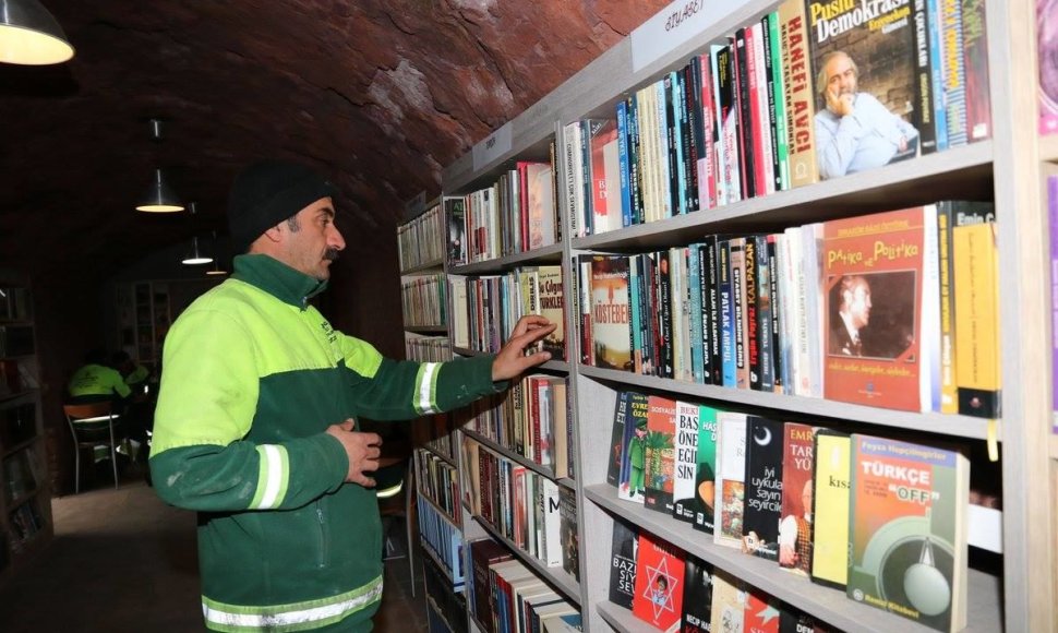 Turkijos šiukliavežiai atidarė išmestų knygų biblioteką