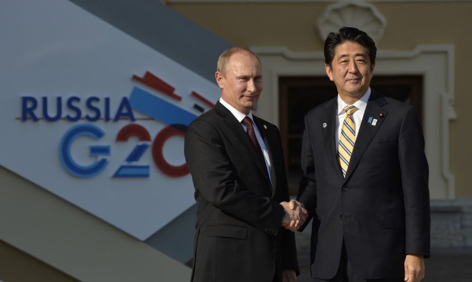 Rusijos prezidentas Vladimiras Putinas ir Japonijos ministras pirmininkas Shinzo Abe