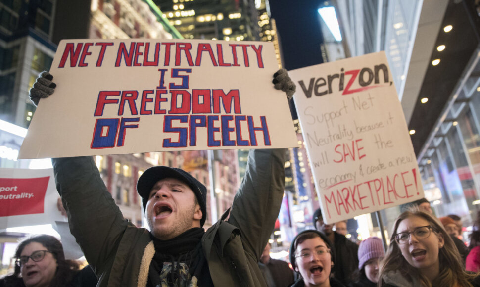 Už interneto neutralumą pasisakantys protestuotojai
