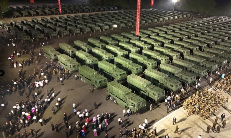 Kim Jong Unas perdavė pasieniečiams 250 balistinių raketų paleidimo įrenginių