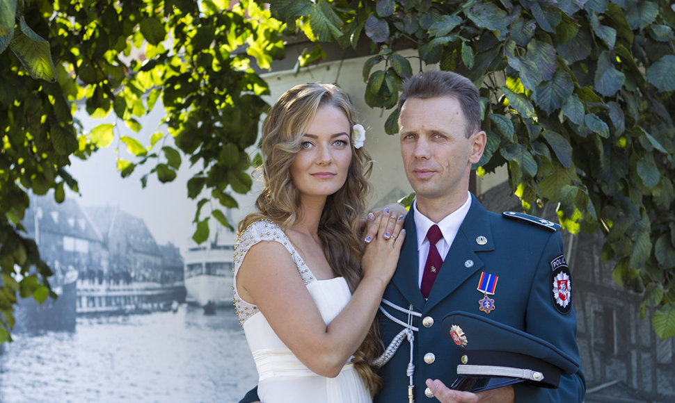Klaipėdos apskrities vyriausiojo policijos komisariato pareigūnas Sigetomas Olšauskas susituokė su savo išrinktąja Skaiste