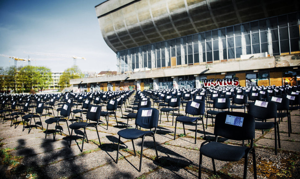 Išrikiuotos kėdės prie Vilniaus koncertų ir sporto rūmų