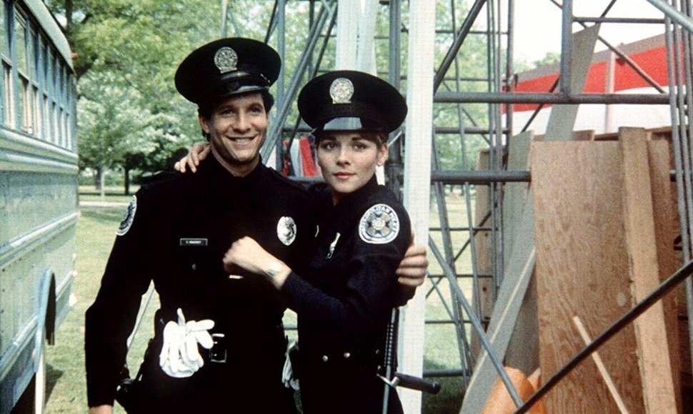 Kim Cattrall ir Steve'as Guttenbergas filme „Policijos akademija“ (1984 m.)