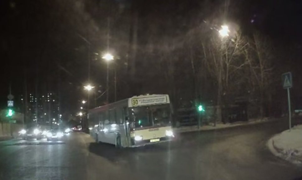 Autobusas slysta šonu