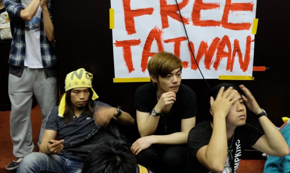 Per 200 protestuotojų, daugiausia – jaunų studentų, antradienį užėmė pagrindinę Taivano parlamento salę.