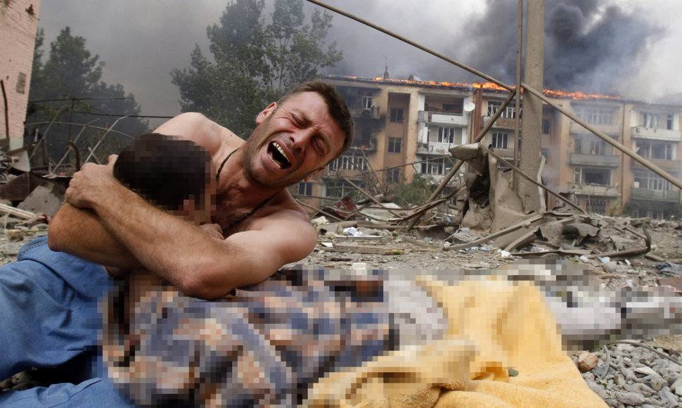 Gruzijoje, Gorio mieste vyras verkia prie per bombardavimą žuvusio artimojo, per Rusijos ir Gruzijos karinį konfliktą (2008 m. rugpjūčio 9 d.)