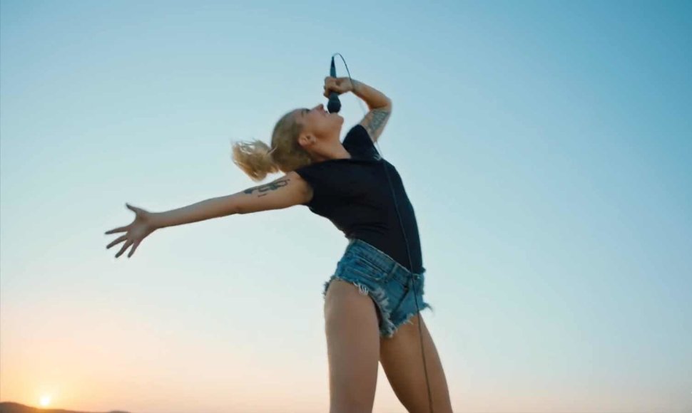 Lady Gaga vaizdo klipe „Perfect Illusion“