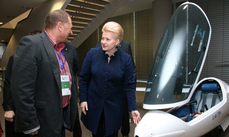 Lietuvos Respublikos Prezidentė Dalia Grybauskaitė atidarė Europos inžinerinės pramonės technologijų platformos konferenciją „Horizontas 2020 ir ateities gamyba". 