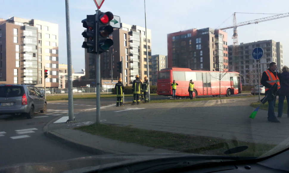Vilniuje autobusas pervažiavo dviratininkę.