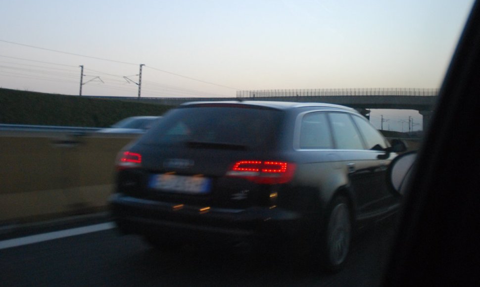 Asociatyvinė iliustracija: lekiantis „Audi“ automobilis
