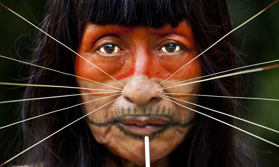 Matses genties moteris-žiniuonė: tai, kuo užsiima, išduoda jos išvaizda – ištatuiruotos lūpos ir ūsus primenantys spygliai