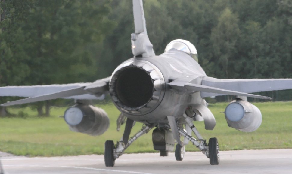 NATO bazėje nusileido šeši Portugalijos naikintuvai F-16