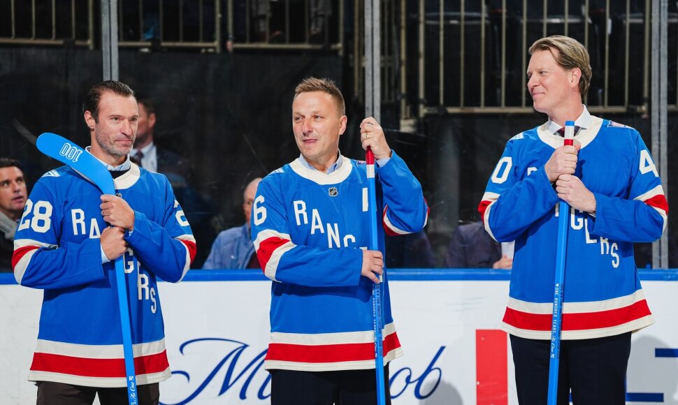 Darius Kasparaitis (centre)