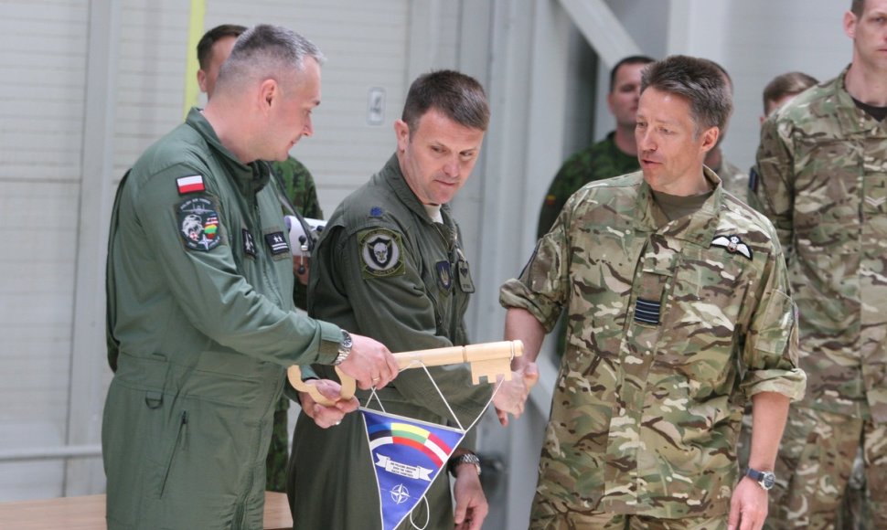 K.Stobieckis (kairėje) perėmė simbolinį Oro policijos misijos raktą.