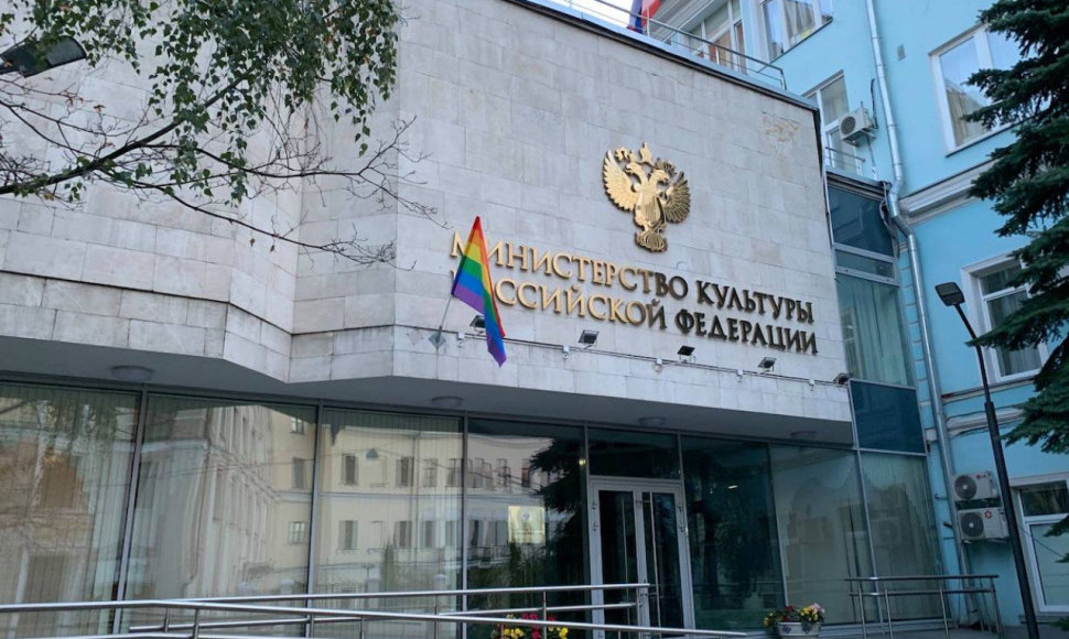 LGBT vėliava ant Kultūros ministerijos pastato