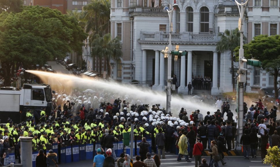 Taivano policija pirmadienį panaudojo vandens patranką, kad išvarytų šimtus demonstrantų, įsiveržusių į vyriausybės būstinę