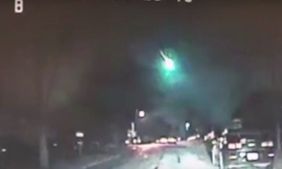 Policijos automobilio kameros užfiksuotas meteoro vaizdas