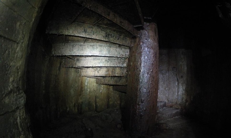 Iš katakombų į bunkerį, kurio įėjimas užmūrytas vedantys milžiniški, itin aukšti spiraliniai laiptai.