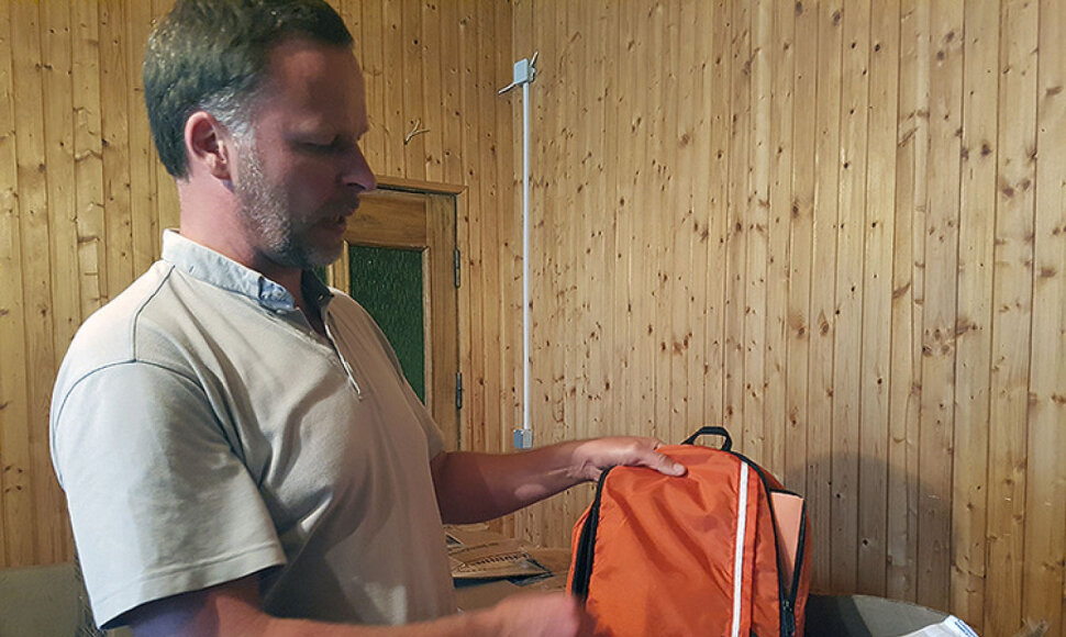Kunigas Mindaugas Dikšaitis sako, kad pieštukų, flomasterių, liniuočių pridėtos kuprinės skurstantiems Tauragės vaikams iš Amerikos atkeliauja prieš kiekvienus mokslo metus