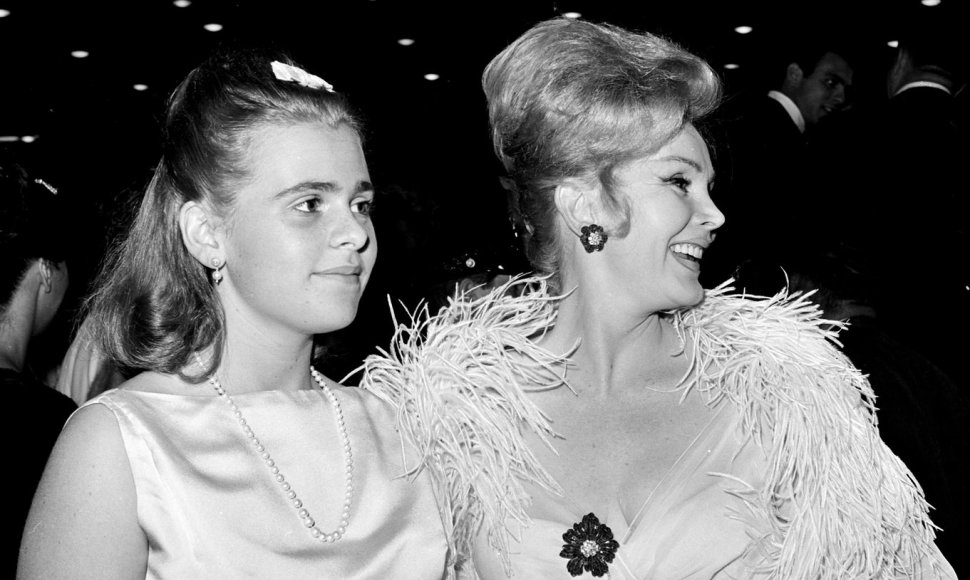16-metė Francesca Hilton su motina Zsa Zsa Gabor (1963 m.)