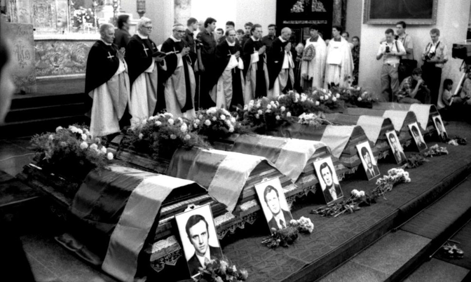 Medininkų pasienio kontrolės poste 1991 m. liepos 31 d. žiauriai nužudytų septynių Lietuvos pareigūnų karstai paskutiniam atsisveikinimui. Arkikatedroje aukojamos Šv. Mišios