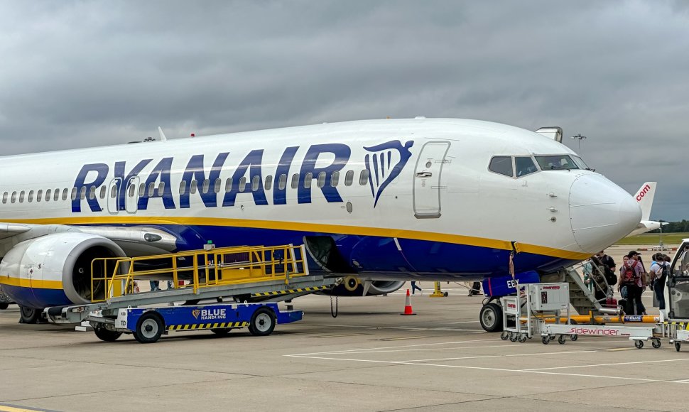 „Ryanair“ lėktuvas Londono Stanstedo oro uoste (asociatyvi nuotr.)