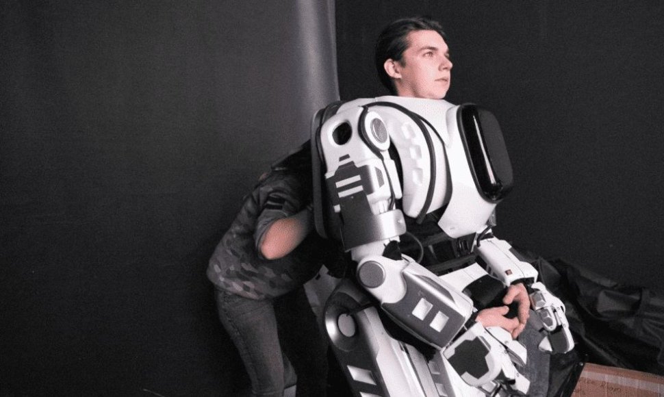 Aktorius ruošiamas pasirodymui su roboto kostiumu