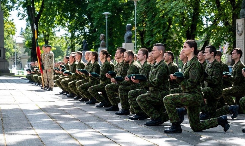 Jaunesniųjų karininkų vadų mokymus baigė 74 aukštųjų mokyklų studentai