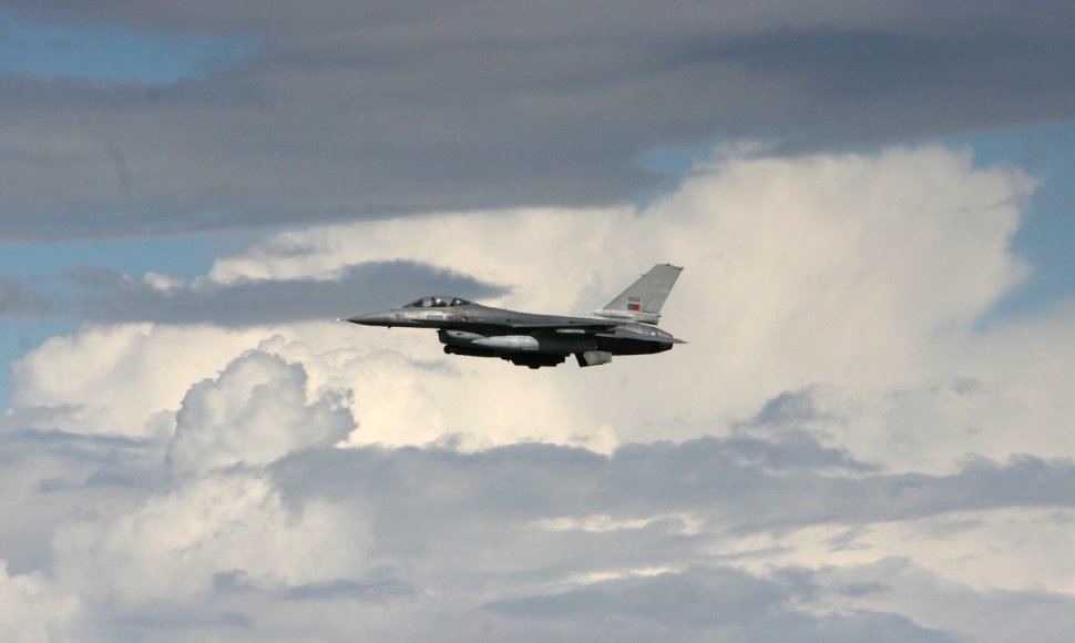 NATO bazėje nusileido šeši Portugalijos naikintuvai F-16
