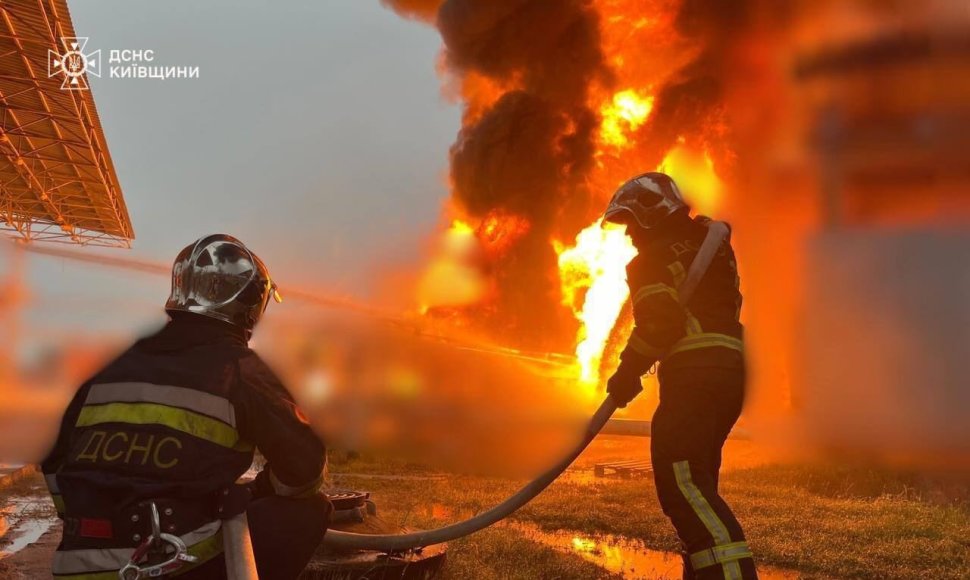 Po Rusijos atakos – gaisras pramoniniame objekte Kyjivo regione