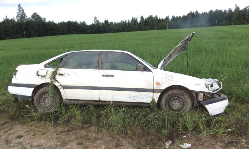„VW Passat“ vairuotojas žuvo iškritęs pro automobilio langą