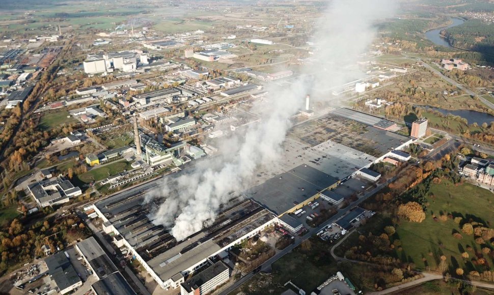 Rūkstantis padangų gamyklos „Ekologistika“ pastatas