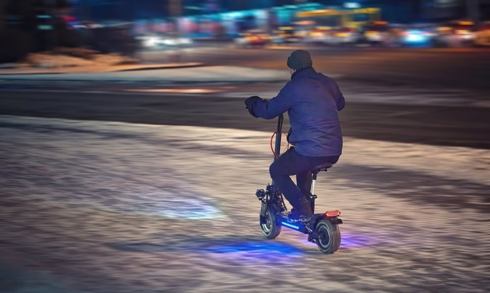 Žiemą pasivažinėjimas paspirtuku gali virsti didele nelaime