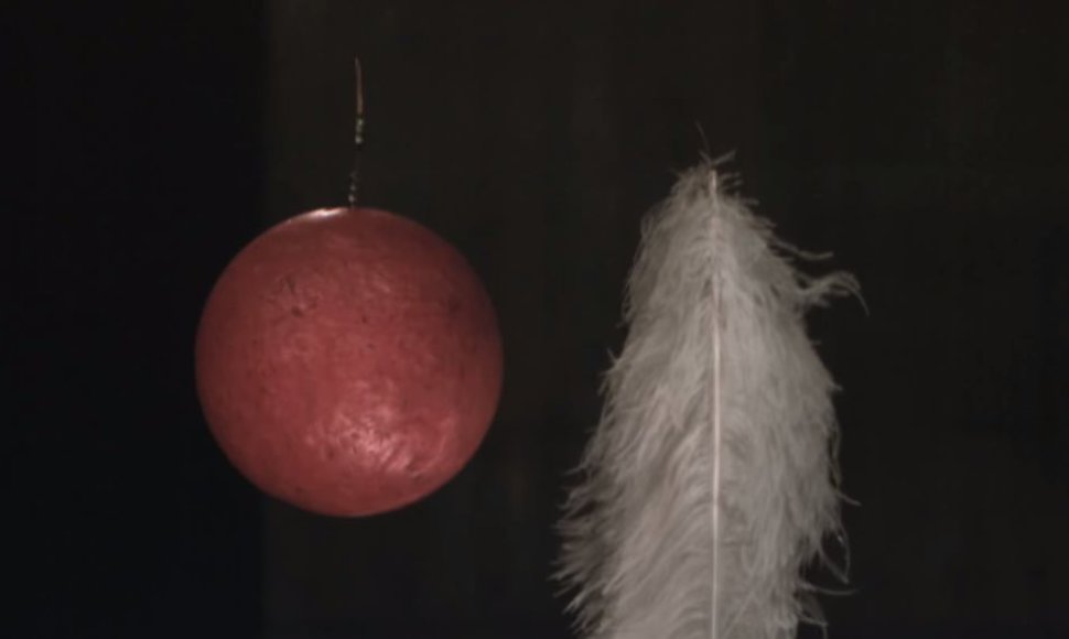 Boulingo kamuoliukas ir plunksna vakuume žemyn krenta vienodu greičiu