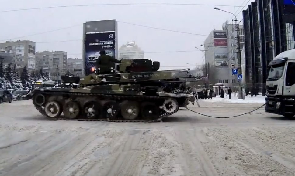 Tankas tempia vilkiką Rusijoje