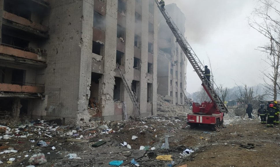 Ugniagesiai gelbėtojai šalina Rusijos apšaudymų padarinius