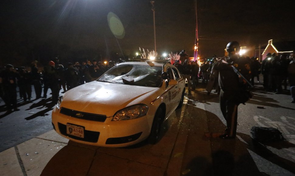 Nuniokotas Fergusono policijos automobilis