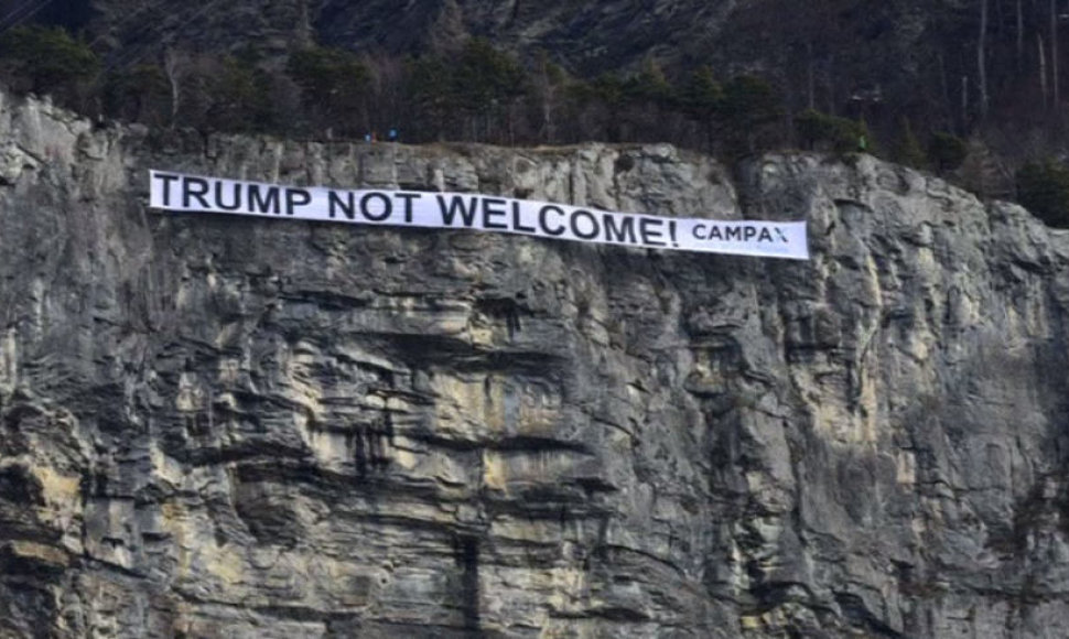 Aktyvistai Šveicarijoje ant uolos pakabino užrašą „Trumpas nelaukiamas“