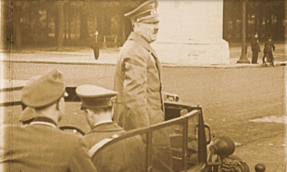 Adolfas Hitleris Paryžiuje / kadras iš filmo „Frankofonija“