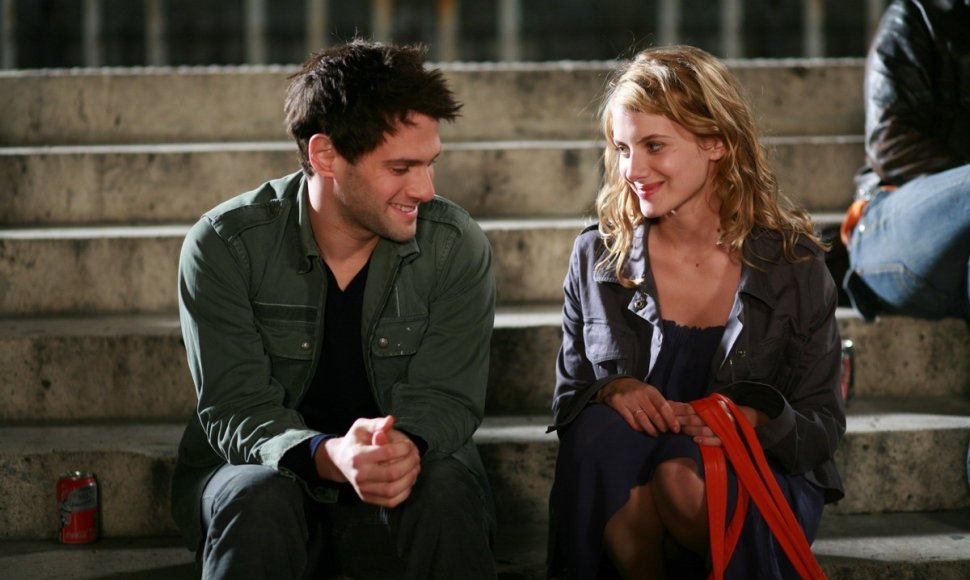 Kadras iš filmo „Meilė ant lagaminų“ („Jusqu'à toi“, 2009)