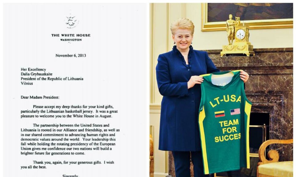Dalia Grybauskaitė su Barackui Obamai dovanotais krep&scaron;inio mar&scaron;kinėliais