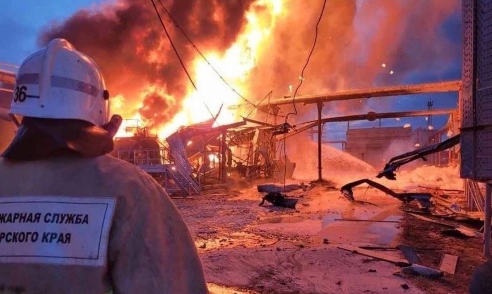 Ukrainos pajėgos smogė Rusijos naftos perdirbimo gamyklai