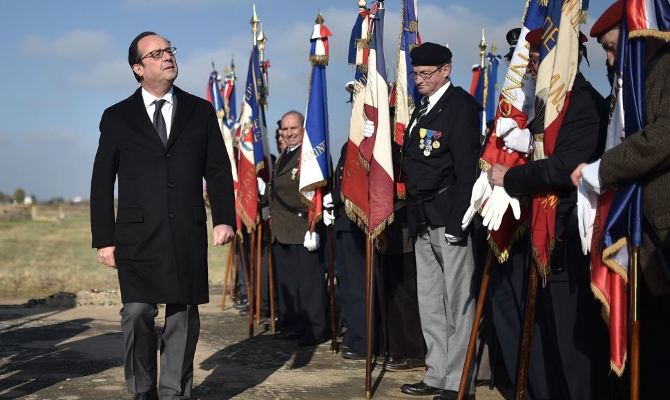 F.Hollande'as apsilankė buvusioje pagrindinėje internuotų čigonų stovykloje Montrej Belė.