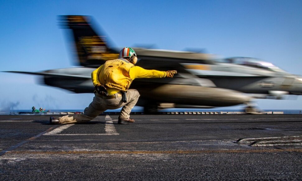Naikintuvai F/A-18 &bdquo;Super Hornet&ldquo; ir EA-18G &bdquo;Growler&ldquo; startuoja nuo lėktuvne&scaron;io &bdquo;USS Abraham Lincoln&ldquo; denio