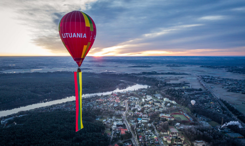Lietuviškumo metus Birštonas pasitiko oro balionu iškėlęs milžinišką Trispalvę